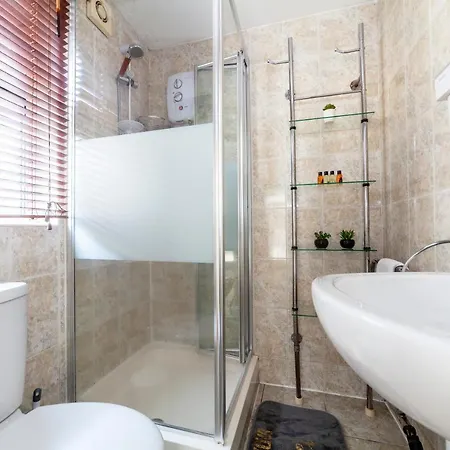 Bright 1 Bedroom Apt Wpatio, Next To Westfield Centre London Exterior photo