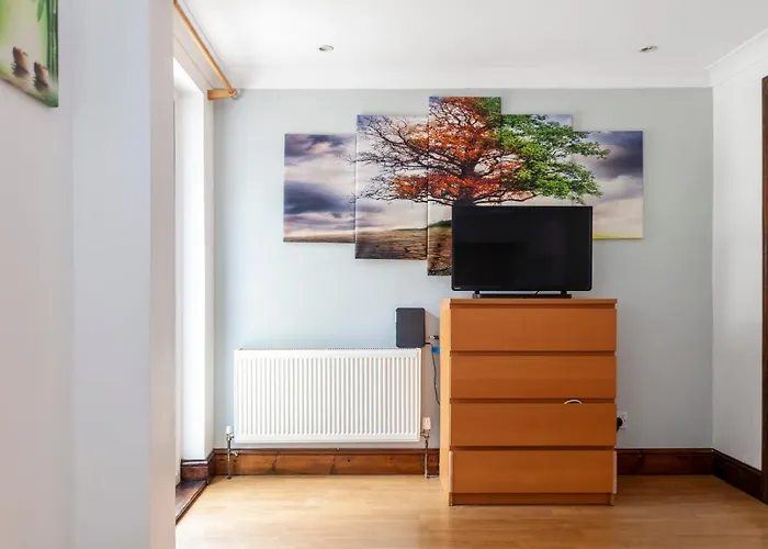 Bright 1 Bedroom Apt Wpatio, Next To Westfield Centre