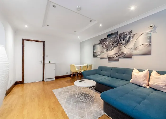Bright 1 Bedroom Apt Wpatio, Next To Westfield Centre