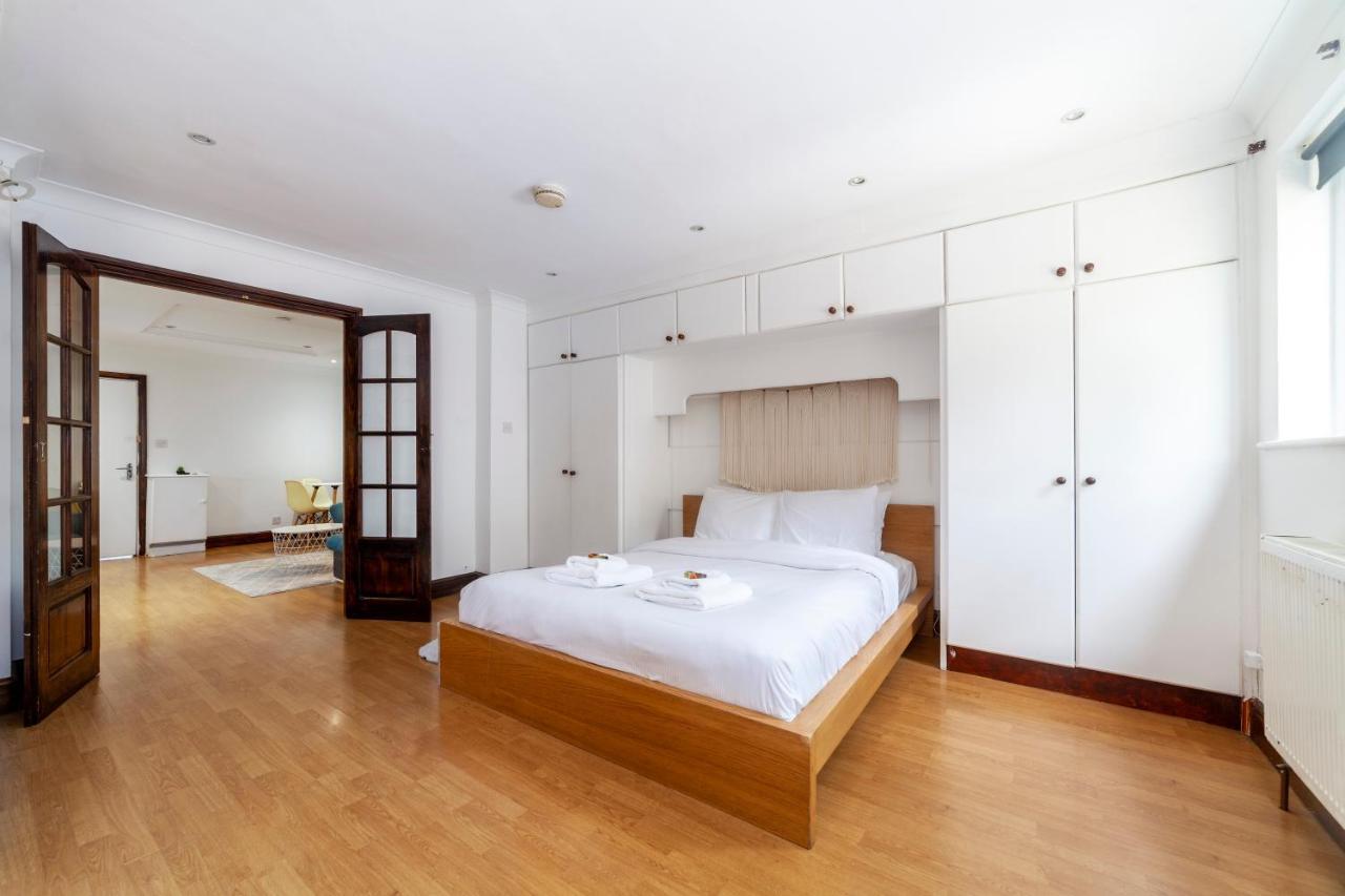 Bright 1 Bedroom Wpatio, Next To Westfield Centre Apartment London