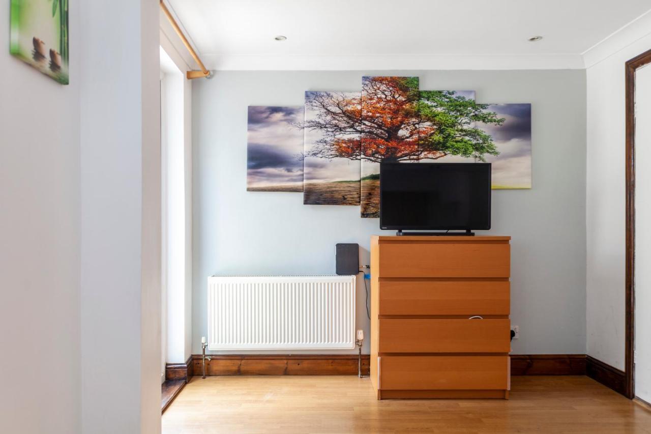 Bright 1 Bedroom Wpatio, Next To Westfield Centre